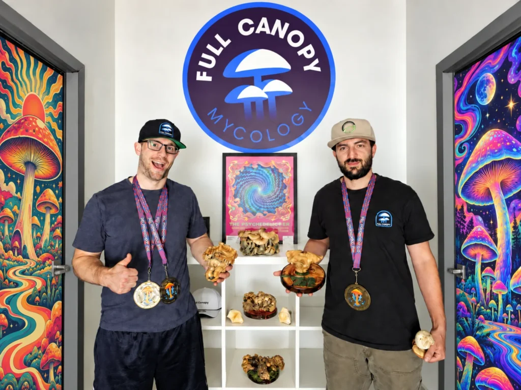 Equipa completa da Canopy Genetics a exibir os seus troféus de premiação.